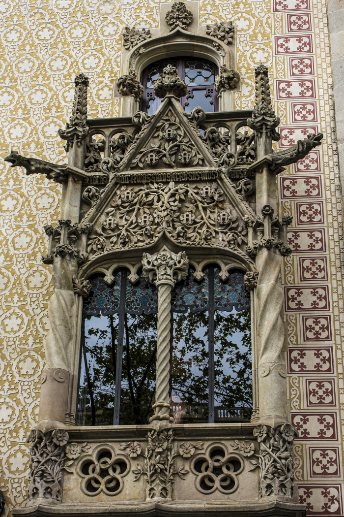 The mastery of Antoni Gaudi by Pamela Carter