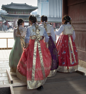 Girls day out at the Palace - Seoul, Korea - Photo by Kevin Hulse
