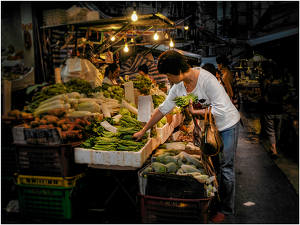 Night Market Bean Buyer - Hong Kong - Photo by Frank Zaremba, MNEC
