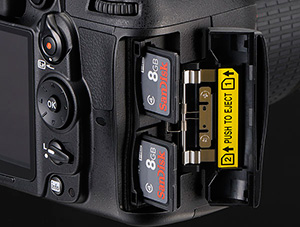 Nikon-D7000-Dual-Slots